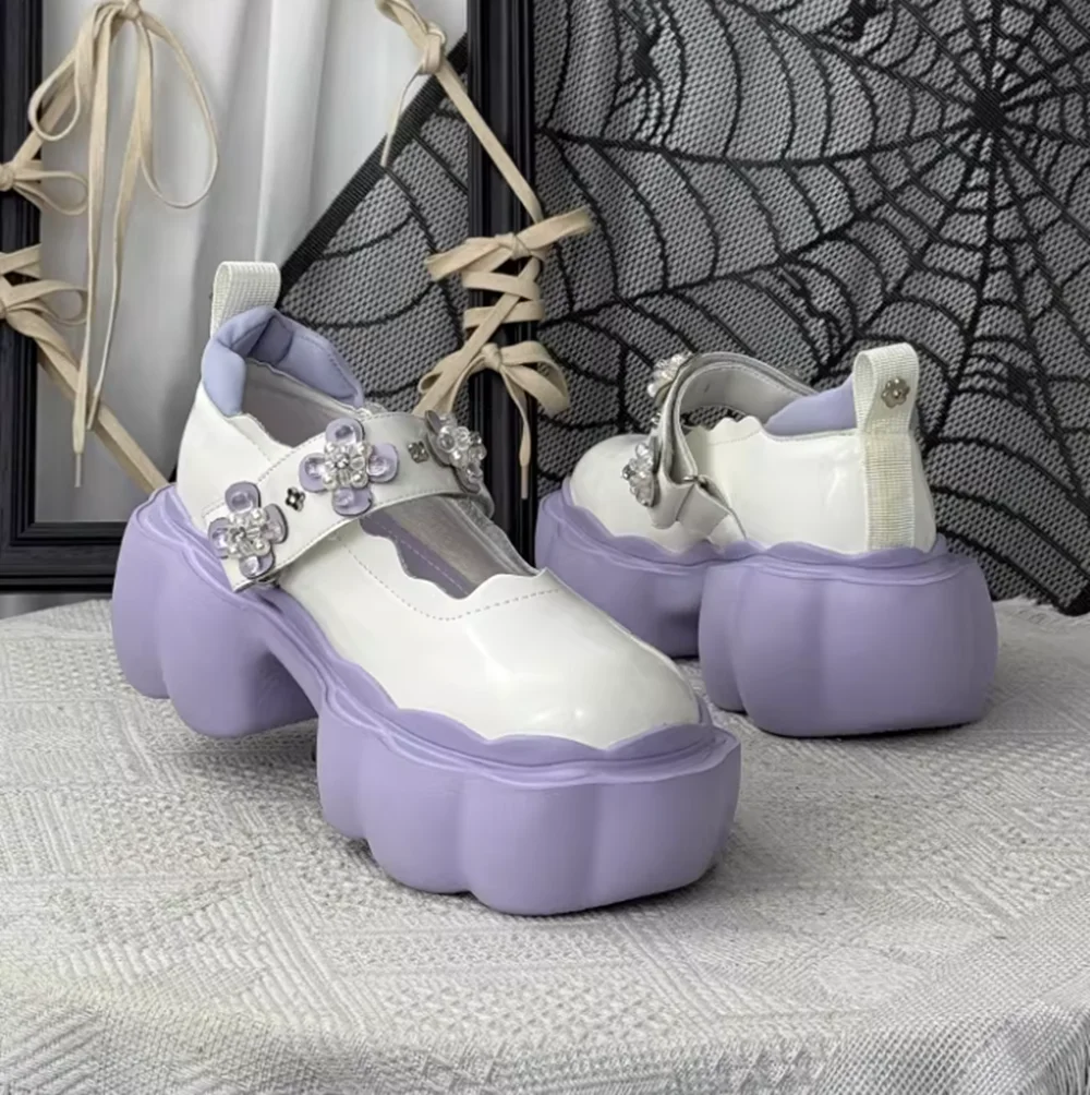 

Готические женские туфли Мэри Джейн на платформе, фиолетовые, с массивной волнистой подошвой, кристаллическим цветочным декором, регулируемым ремешком, низким вырезом, кожаные
