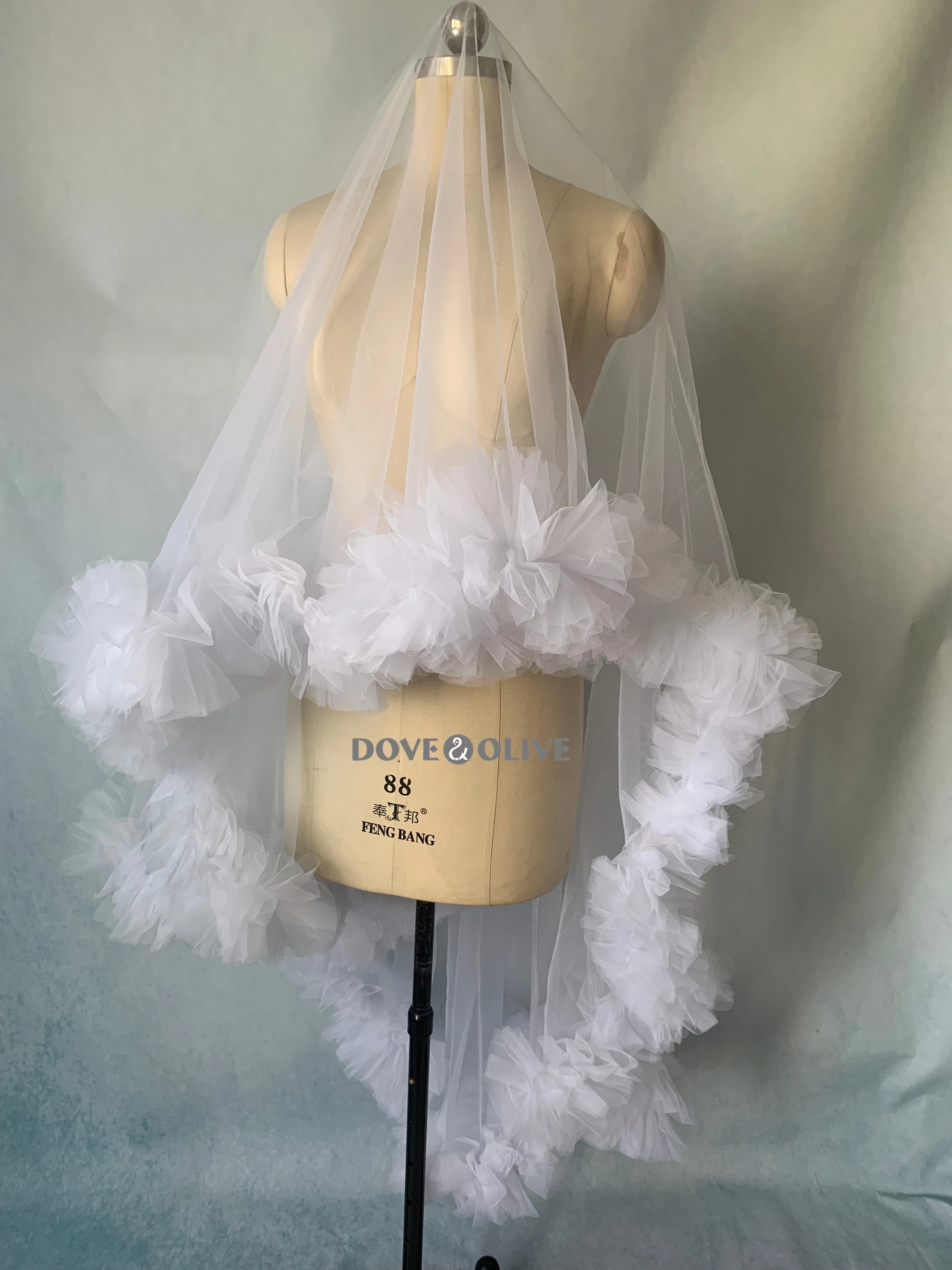 Thumbnail 4 - #14 Latest Bridal Veil Accessory Offers