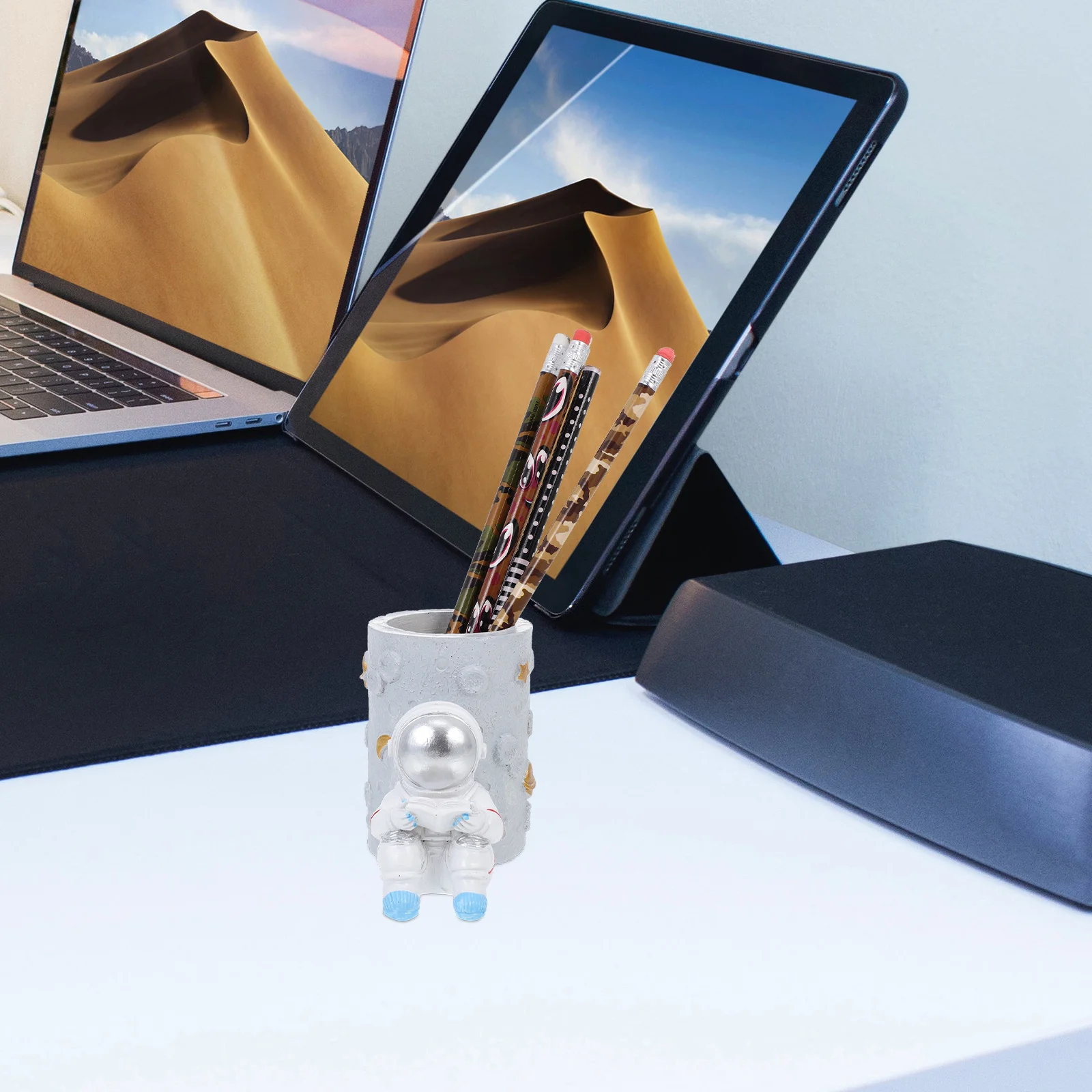 

Resin Astronaut Pen Holder Desktop Stationery Organizer Creative Spaceman Craft Decorative Pencil Cup Indoor Table Decoration