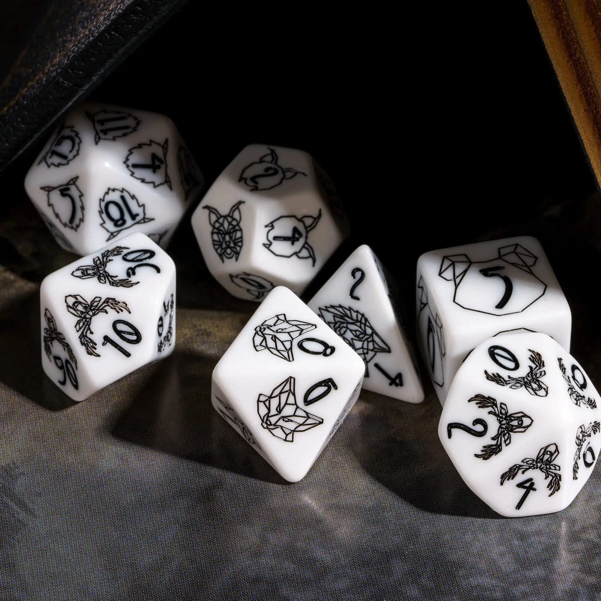 Cusdie Beast DND Dices Resin Pattern D&D Dice 7Pcs Unique D4-D20 Polyhedral Dice Set for Role Playing Board Game Pathfinder TRPG