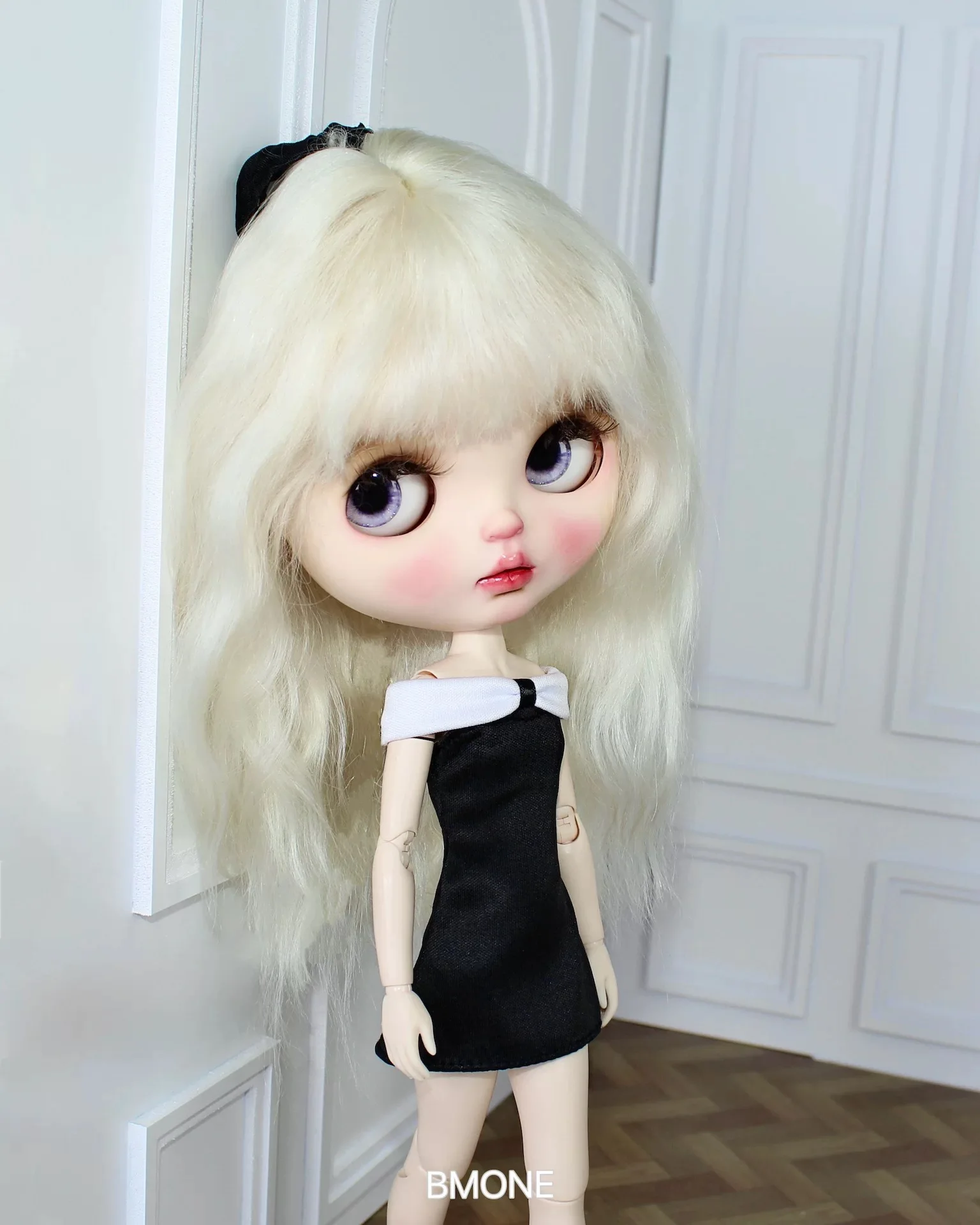 ชุดเดรสสีดำแบบไหล่เดียว สไตล์หรูหราและอ่อนโยน สำหรับตุ๊กตา BJD FR Supermodel ขนาด 30 ซม. เหมาะสำหรับตุ๊กตาขนาด 1/6 ยี่ห้อ Xinyi ใส่ไปงานเลี้ยงอาหารค่ำ แต่งตัวเองได้