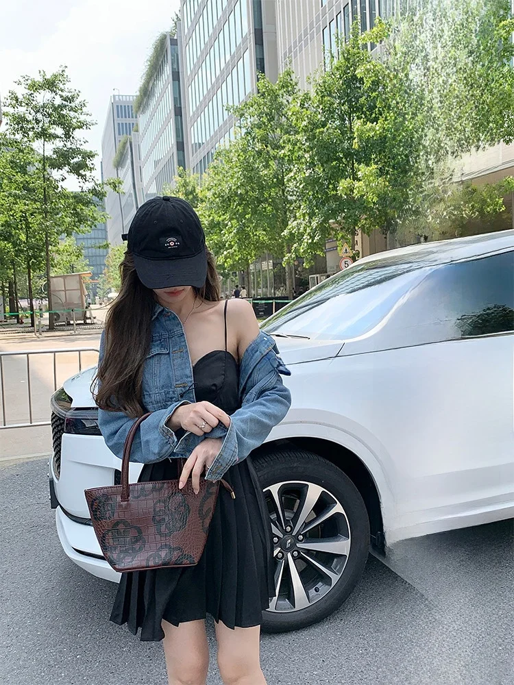 

Ретро джинсовая куртка женская демисезонная свободного кроя, повседневная, с длинными рукавами, в уличном стиле, стандартной длины, из искусственной кожи.