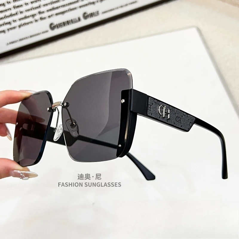 

​​2025 Crystal Edge Sunglasses, Luxury Retro Women's UV400 Anti-Glare Lightweight Chic for Driving & Outdoor Fashion​​