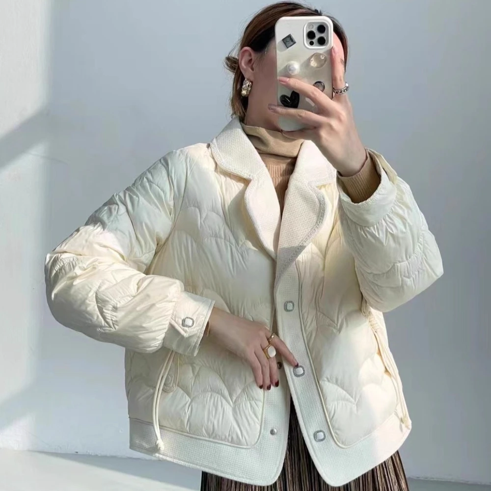 2025 Otoño Invierno nueva Chaqueta corta de plumón para mujer abrigo de invierno de estilo de fragancia pequeña a la moda con cuello de traje moderno y elegante