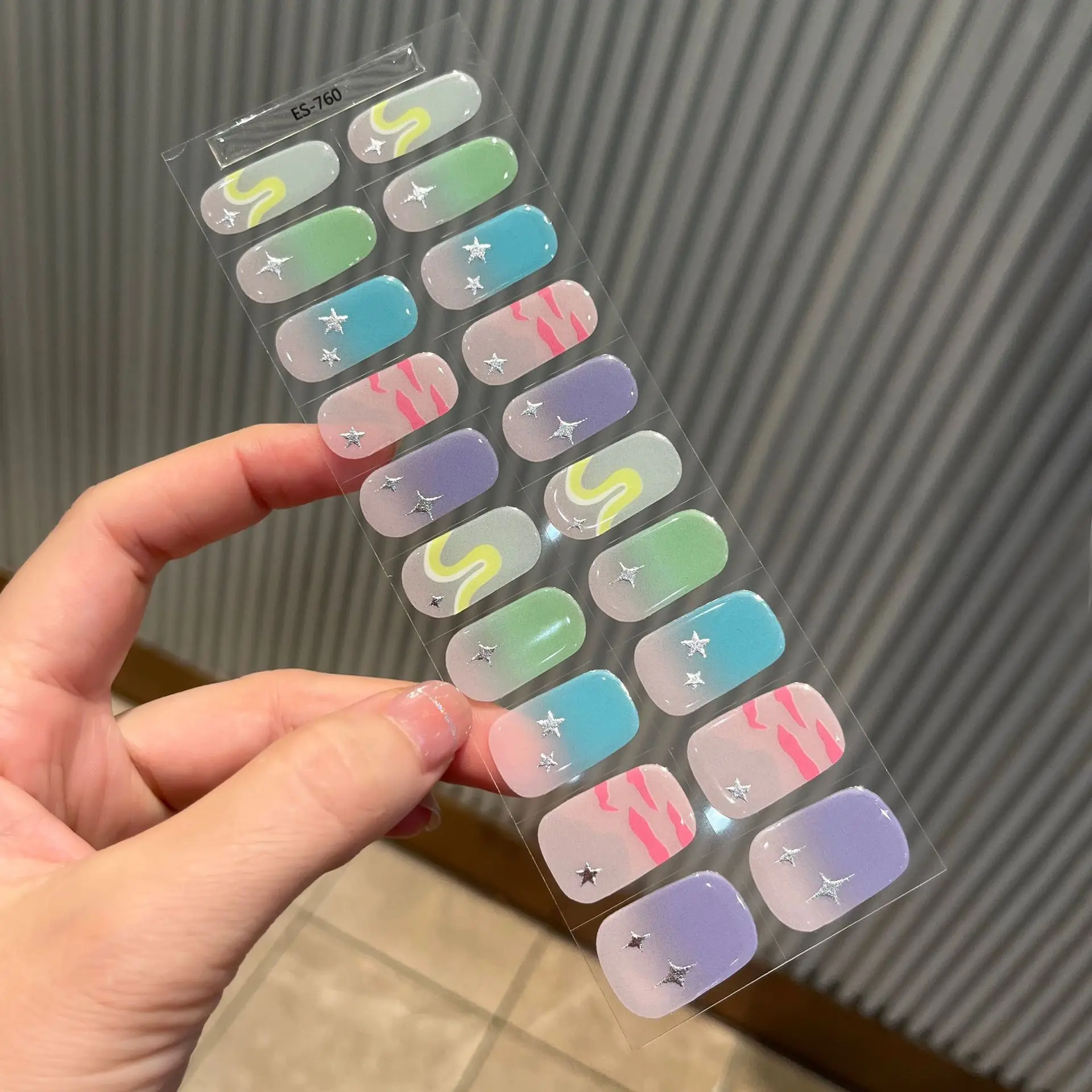 20 tiras de gel semicuradas para uñas, pegatinas de gel navideñas con purpurina para uñas con luz UV necesaria, calidad de salón, fácil de aplicar y quitar