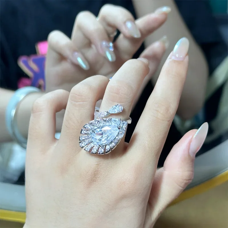 MDL Moissa! Counter de Hong Kong estilo itto, nuevo anillo con diseño de pluma de pavo real chapado en oro, apertura de 5 quilates, luz de lujo con vestidos de noche