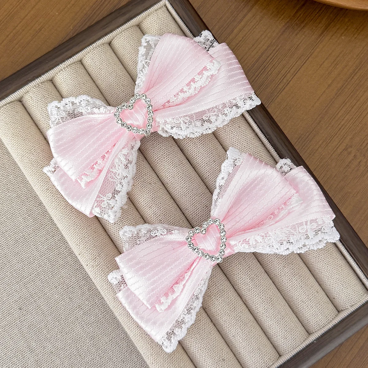 Spitzen-Haarspange mit Streifenmuster und Satinschleife, Herz-Strass-Haarspangen, Damen-Lolita-Haarschmuck für den Alltag, Hochzeit und Partys, Haarspangen für Frauen – Detail 5