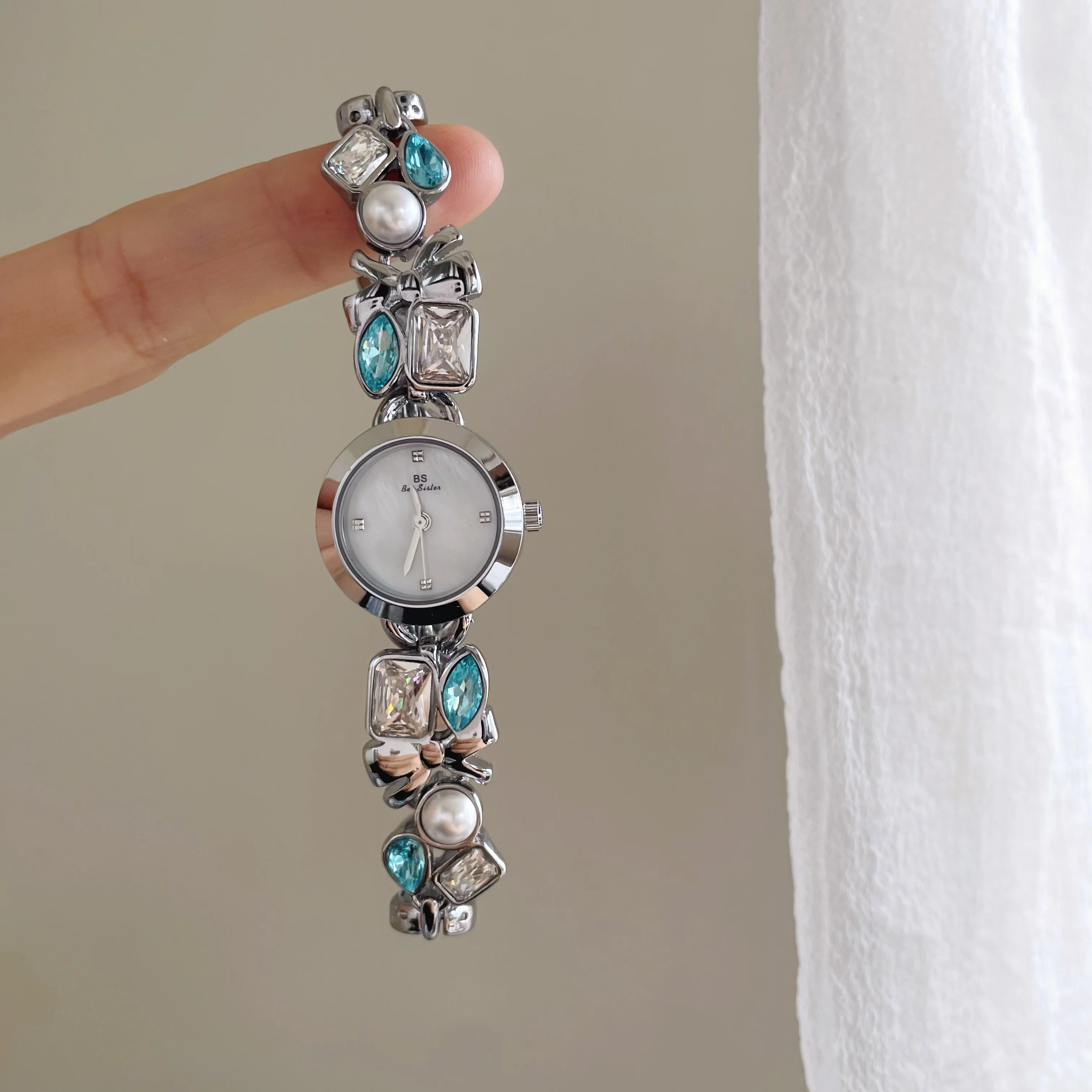 Women's bracelet watch, simple, stylish, high-value quartz watch, 2025 new style, a gift for ladies, women's jewelry.
