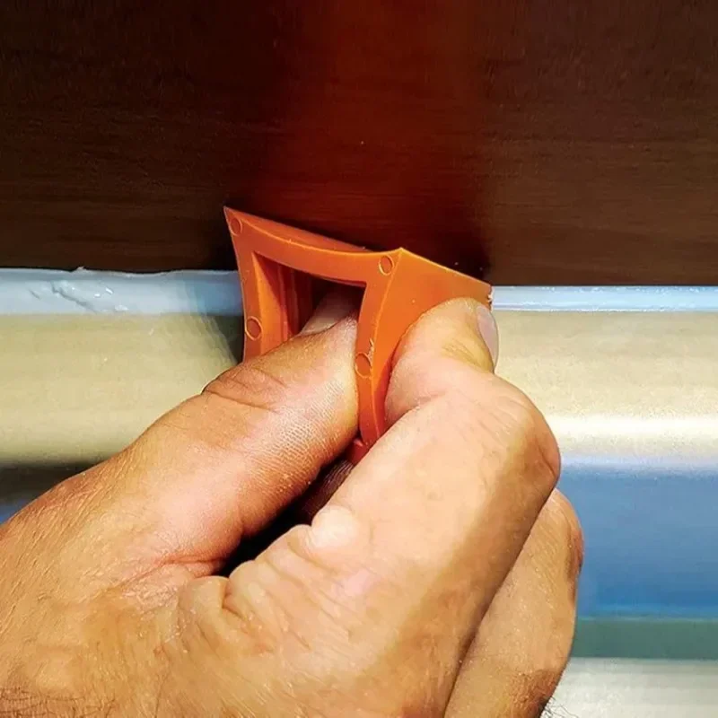 Nuovi strumenti per calafataggio congiunti, un grande e un piccolo vestito in due pezzi arancione, strumenti per la costruzione della decorazione della casa
