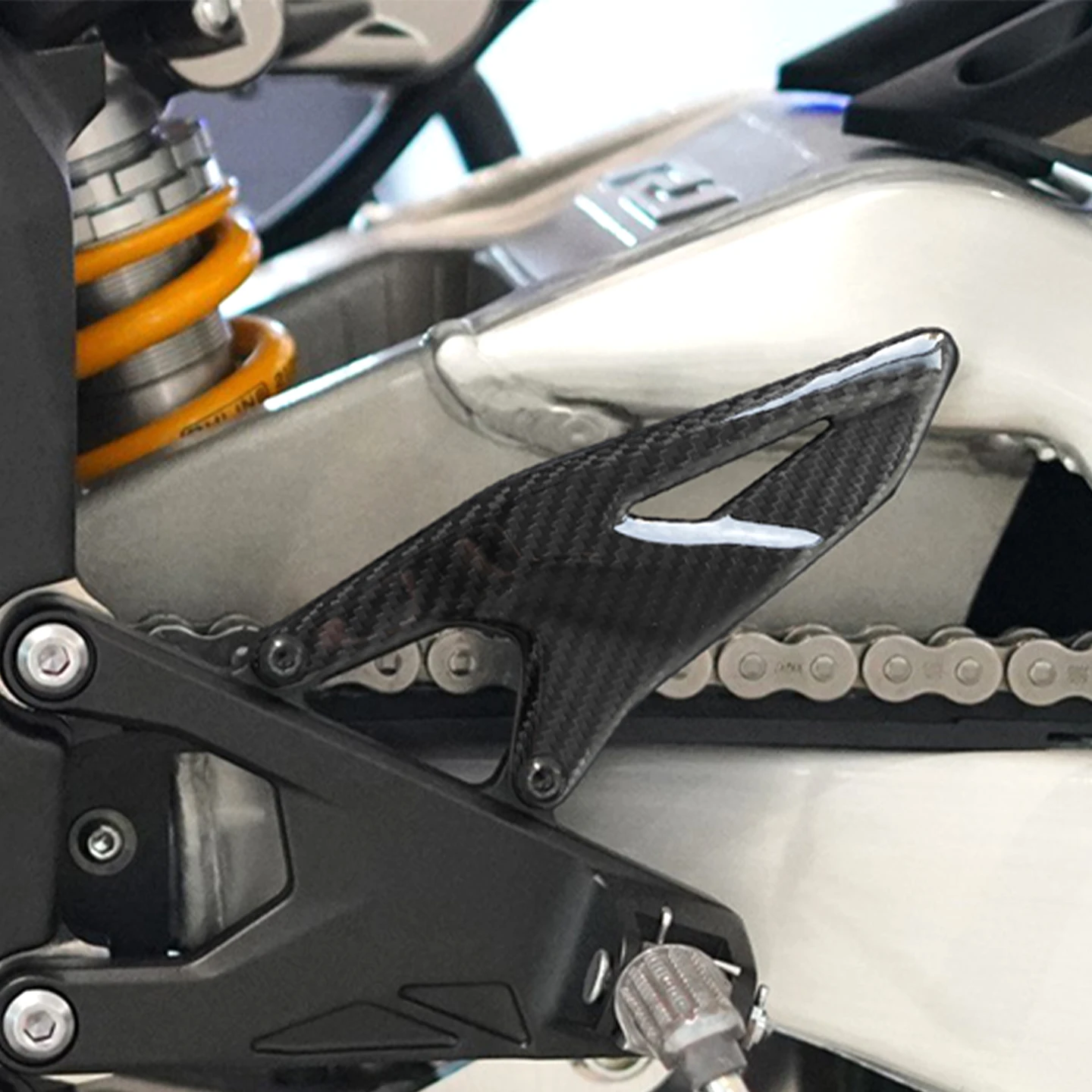 For YAMAHA R1 Carbon fiber footrest guards 2015-2024 Yamaha R1M Carbon fiber protective plates on the left and right foot pedals