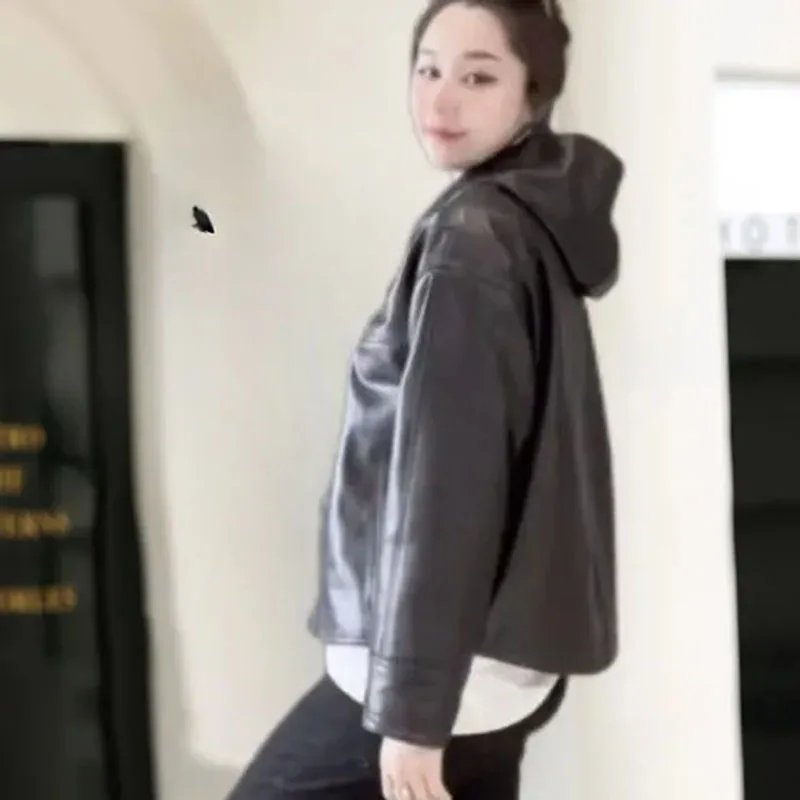 2025 Cappotto da donna in ecopelle con cappuccio Moda femminile coreana per il tempo libero Giacca in pelle PU Autunno Lady Capispalla in pelle a maniche lunghe