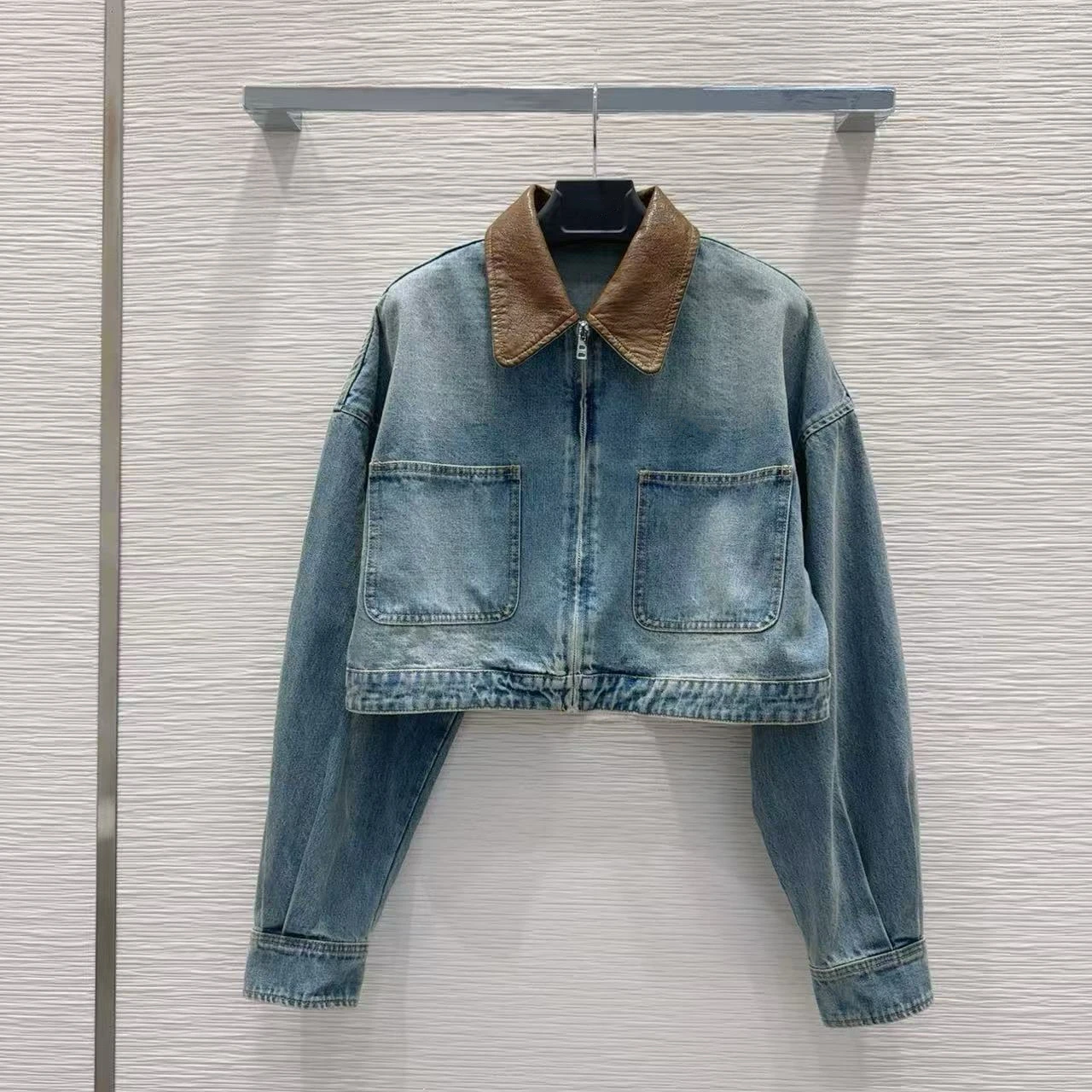 

New style denim jacket, fashionable denim fabric, versatile, stylish and handsome.