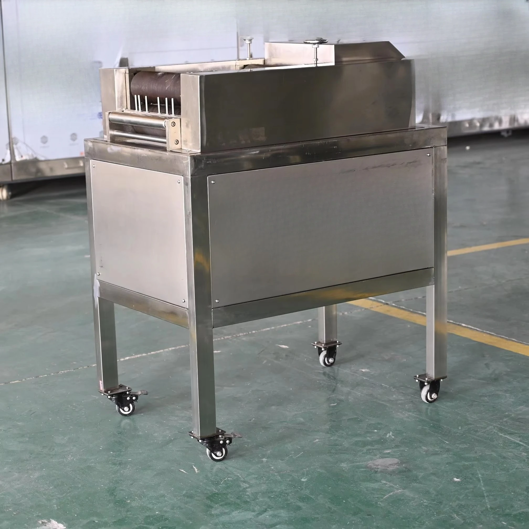 خط تجهيز الأطعمة للوجبات الخفيفة المنتفخ الأوتوماتيكي آلة رقائق دقيق القمح المقلي تتميز بخلاط ومقلاة لمنتجات الحبوب