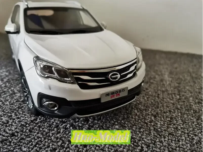 Modelo de coche GS5 SUPER TRUMPCHI, juguetes de Metal fundido a presión, regalos de cumpleaños para niños, colección de exhibición de Hobby, adornos blancos, 1/18