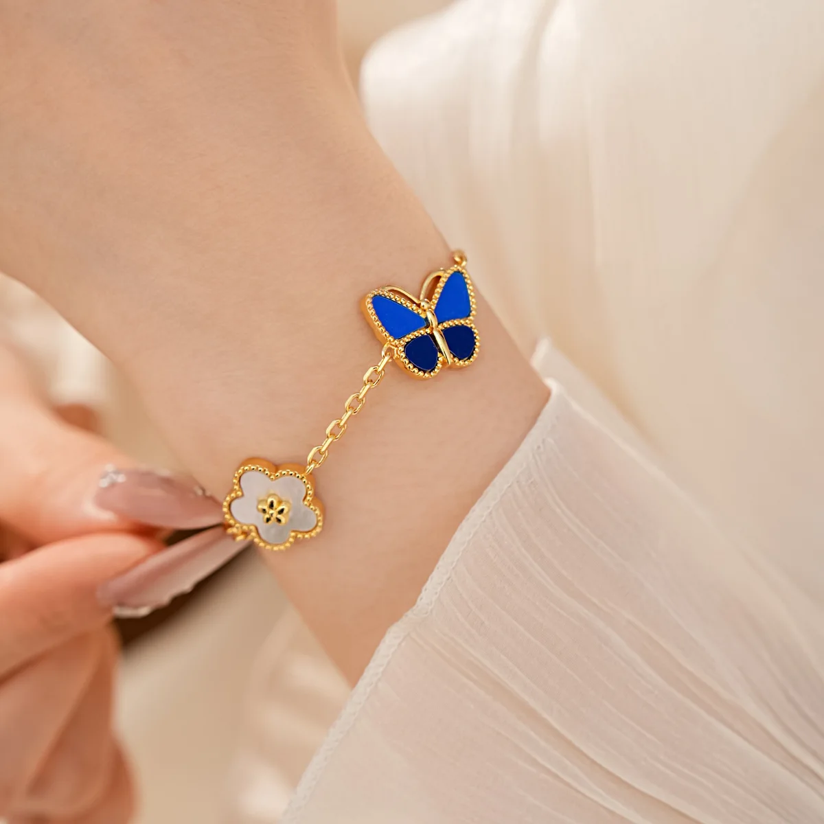 DOO MEI Blue Butterfly Bracelets Bangles Women'fashion Shiny Flower Mother of Pearl Beaded Bracelet for Party Banquet Jewelry