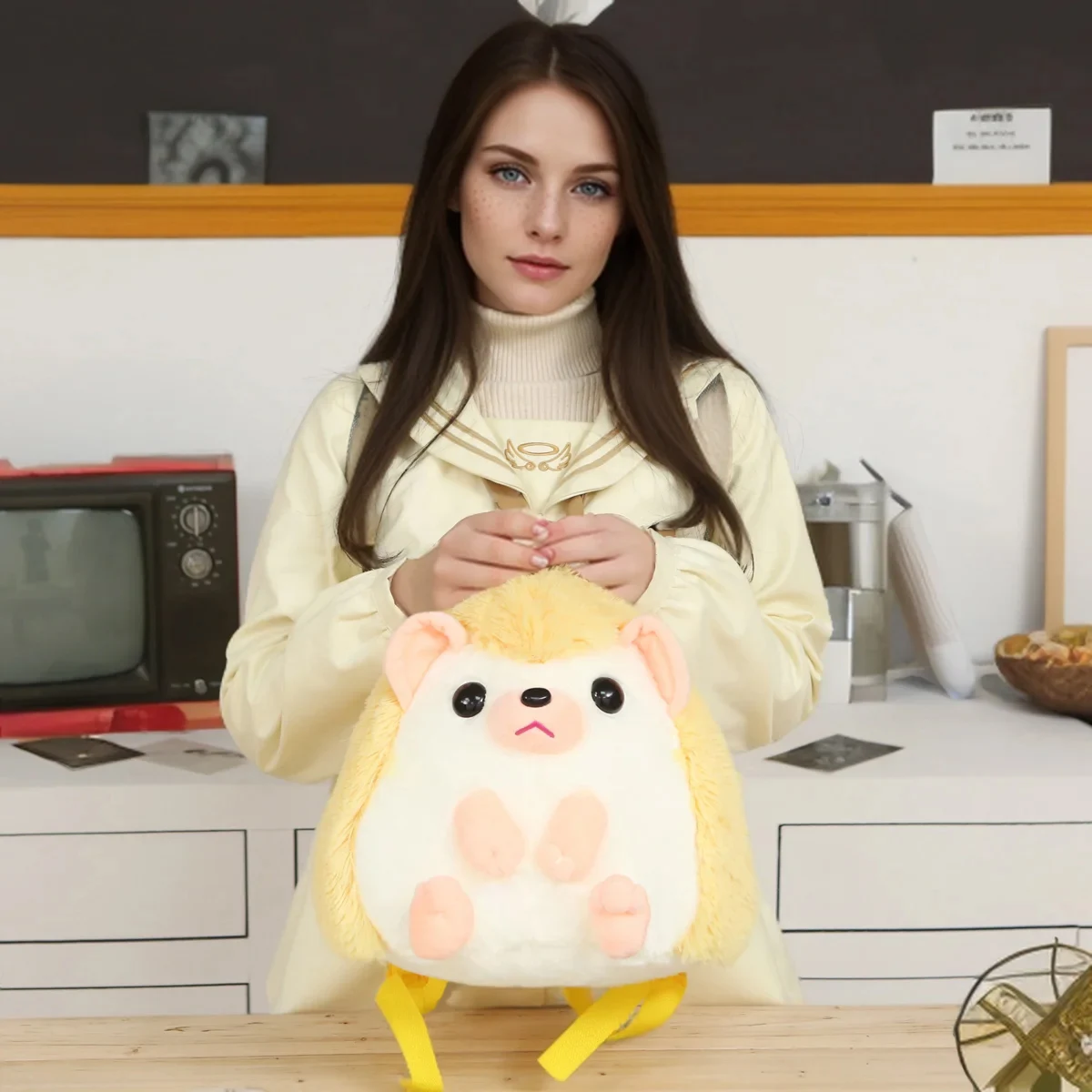 Una linda mochila de erizo suave y redonda, una mochila de erizo creativa bidimensional personalizada, un regalo creativo de cumpleaños, ho