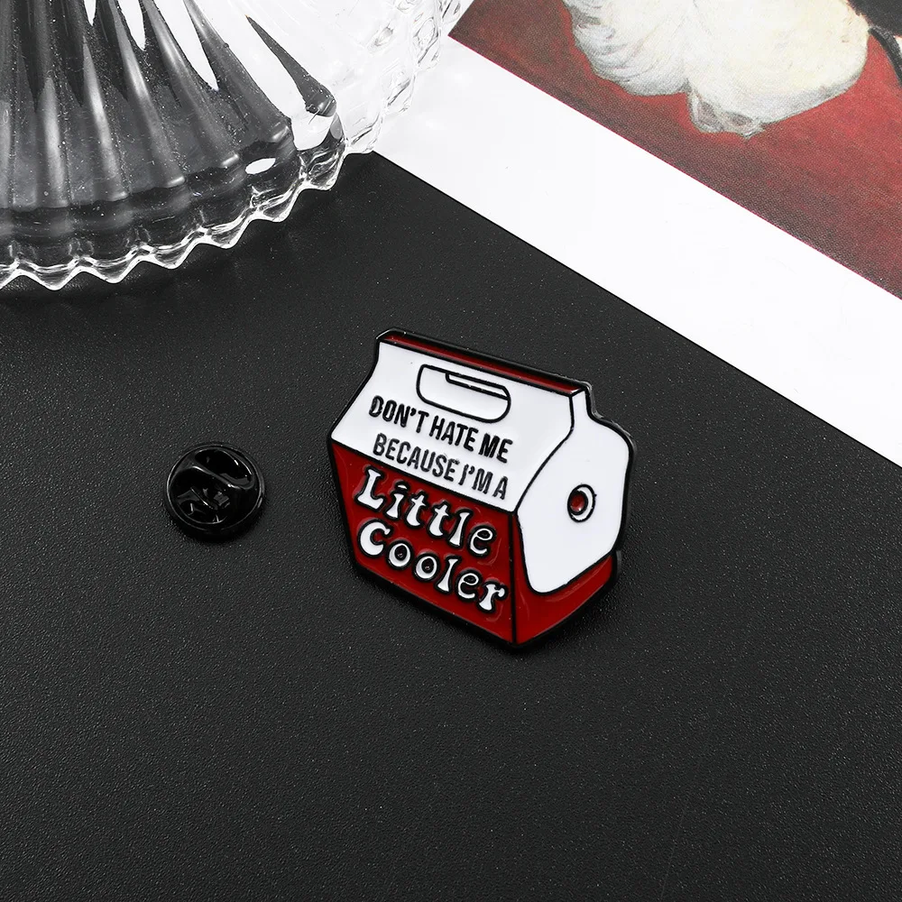 Zabawna broszka emaliowana w kształcie pudełka od mleka z kreskówki, przypinka do klapy, metalowa ozdoba do plecaka, czapki, odzieży, biżuteria, prezent dla przyjaciół