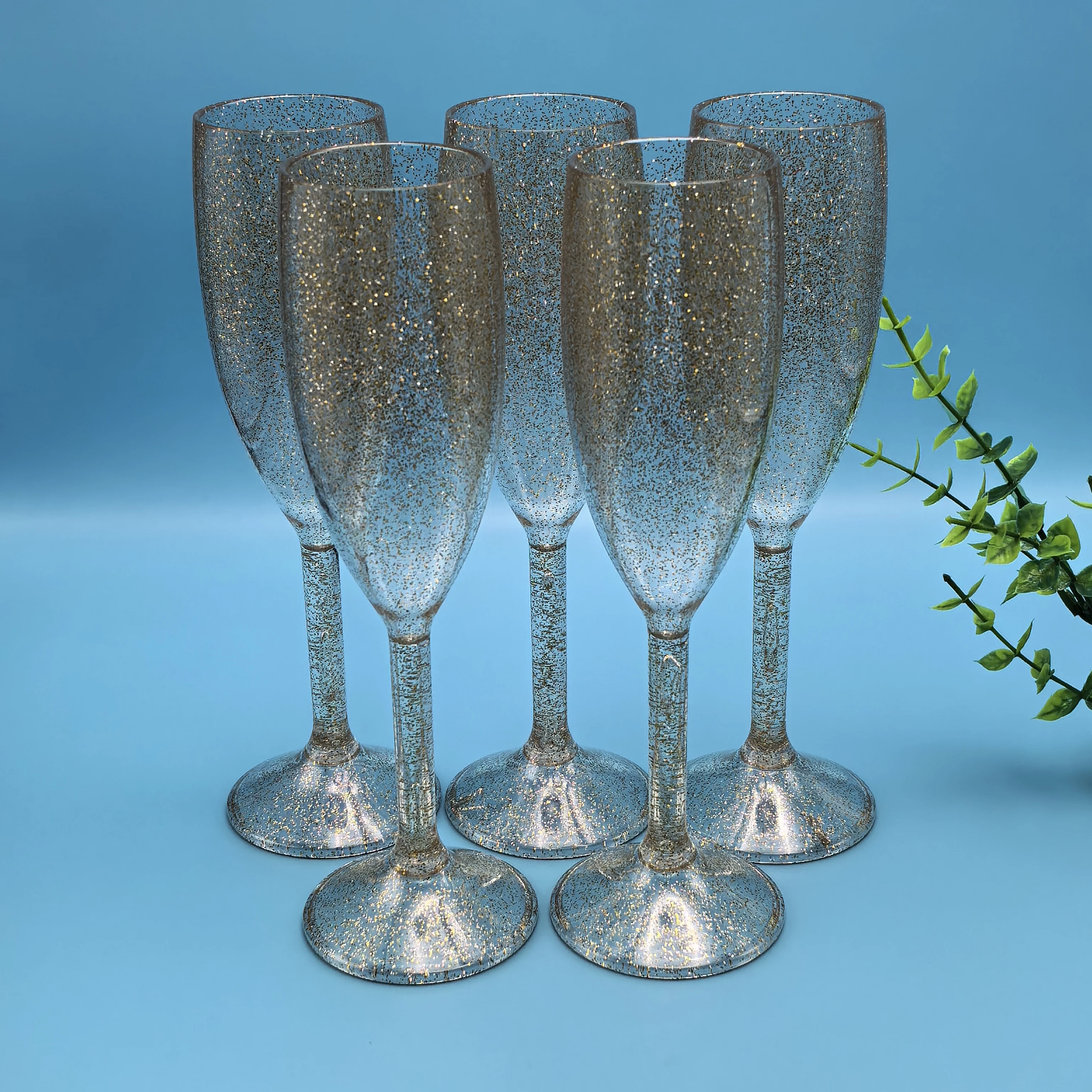 Элегантные сверкающие золотые флейты для шампанского, бокалы-флейты, на подкладке, с высокими бокалами для вина.