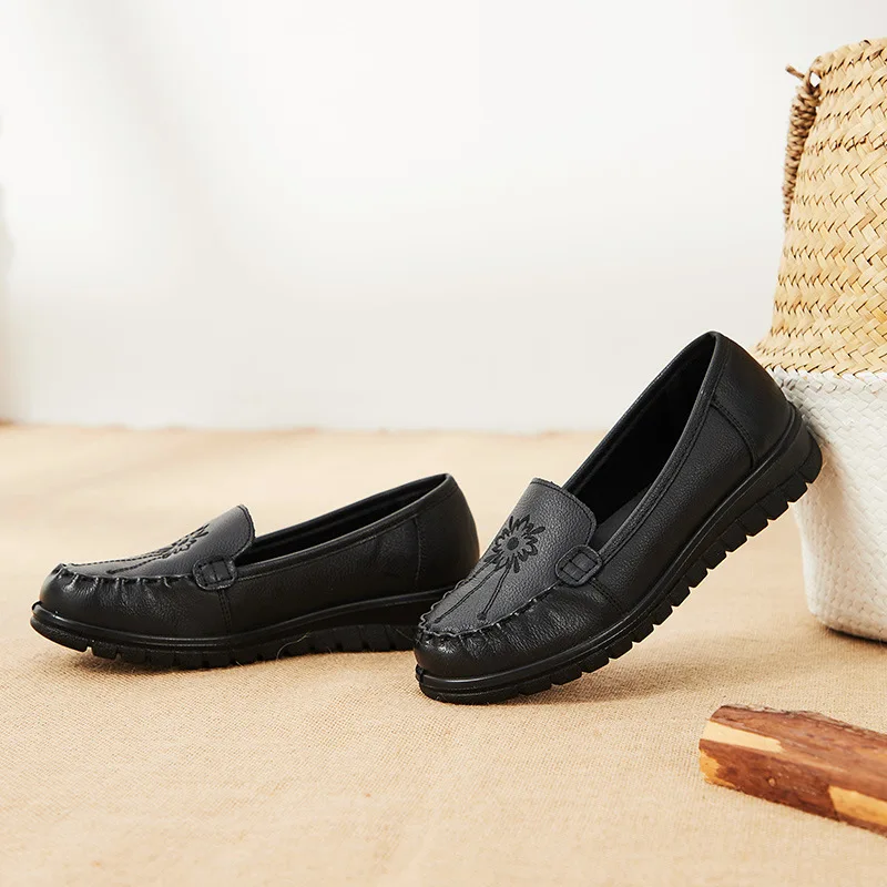 أحذية نسائية صيفية كاجوال من الجلد الناعم أحذية فردية مريحة ومضادة للانزلاق ومقاومة للاهتراء أحذية للأمهات متعددة الاستخدامات