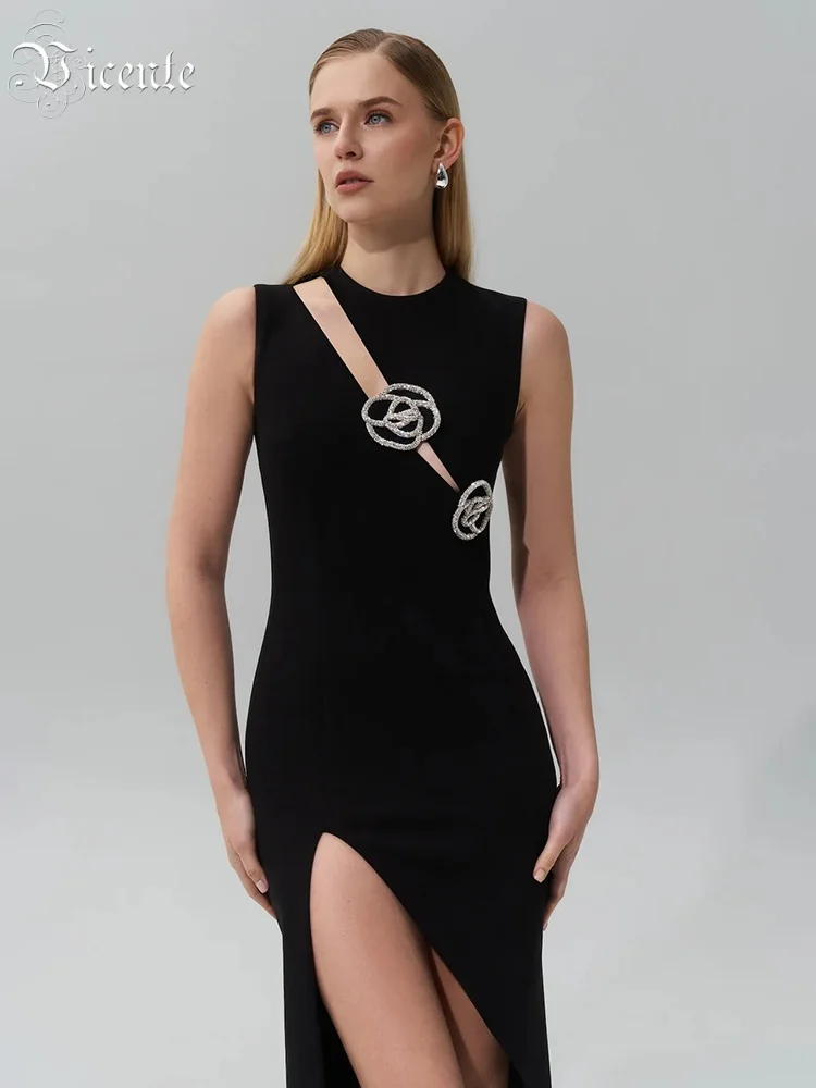 VC sofisticado vestido preto sem mangas recortado com detalhes em cristal e fenda alta para eventos sofisticados