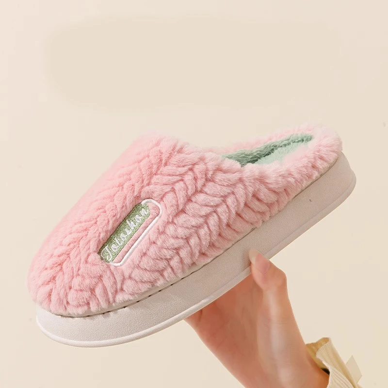 Cotton slippers can be worn outdoors in autumn and winter indoors for warmth and cotton shoes with fleece added for home use