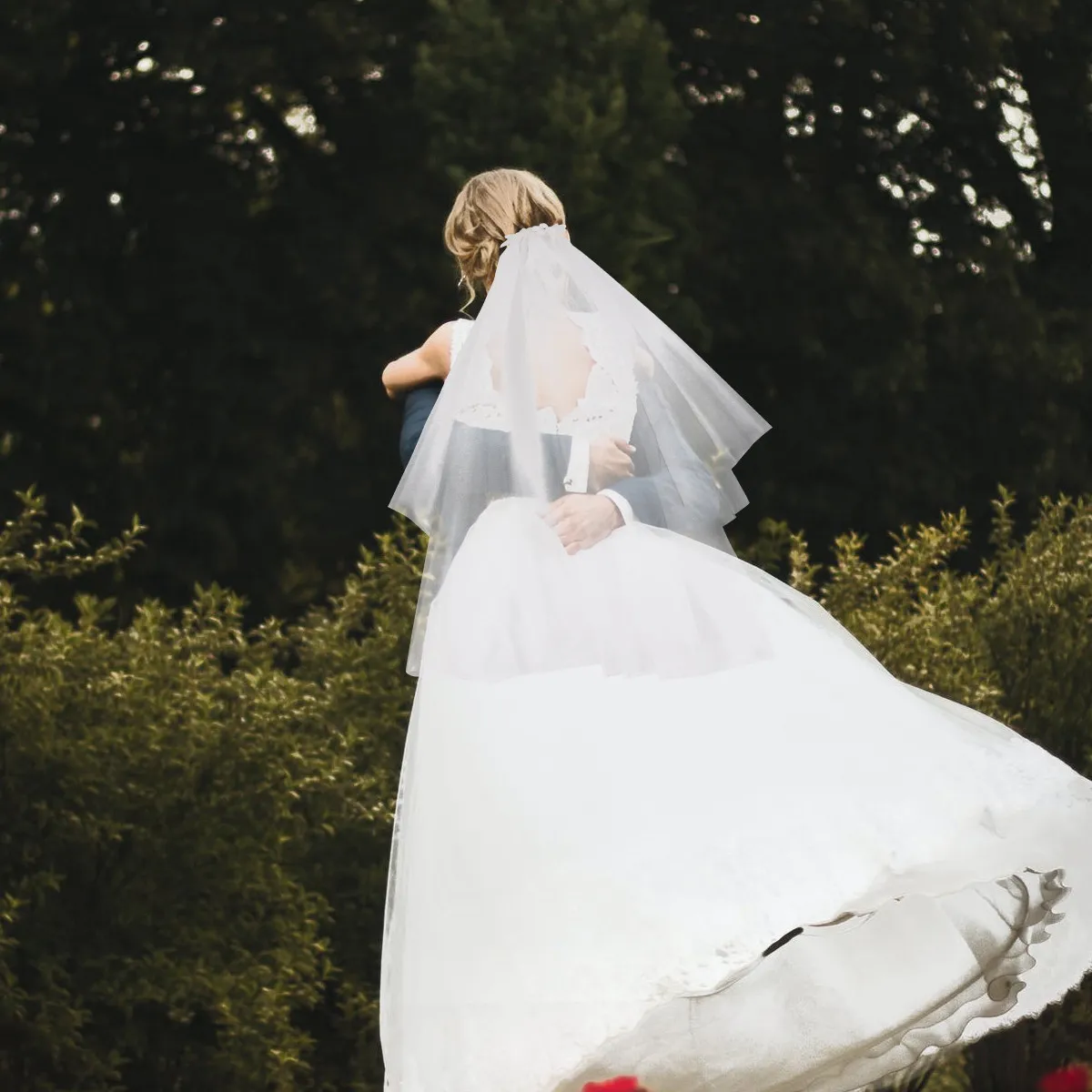 

Короткая свадебная фата для невесты, 1 шт., элегантная, из тюля, легко надевается, съемная, романтический реквизит для фотосессии, белая, для свадебного платья