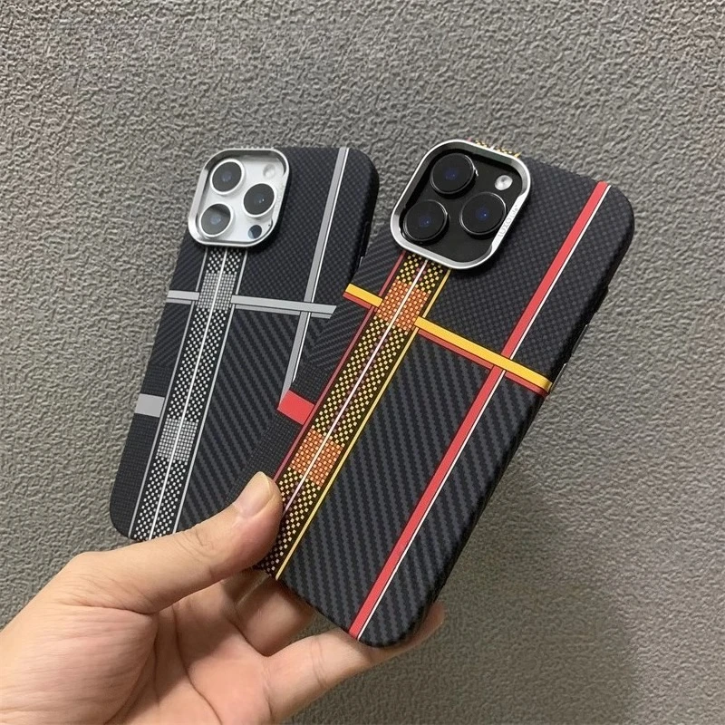 Casing Pelindung iPhone 15 16 17 Pro Max dengan Desain Garis Kontras Warna Carbon Relief, Dilengkapi MagSafe, Pelindung Lensa Kamera, dan Bahan PC