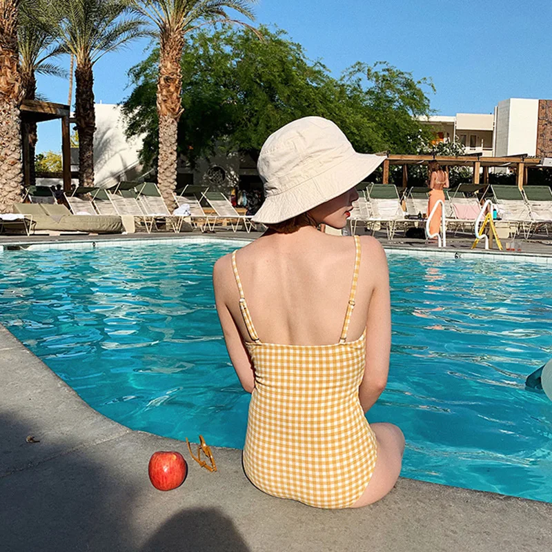 Traje de baño de una pieza adelgazante con recorte triangular, estilo coreano INS, nuevo traje de baño de primavera caliente dulce con Control de barriga modesto a cuadros fresco y bonito