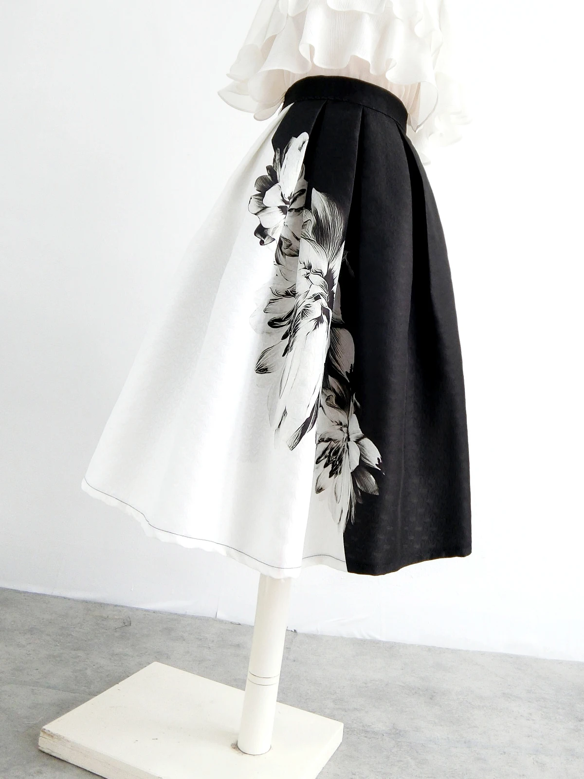 

Spring and Autumn New Women's Half Length Skirt, Retro A-line Edition Black Fashionable Elegant Pleated Long Skirt