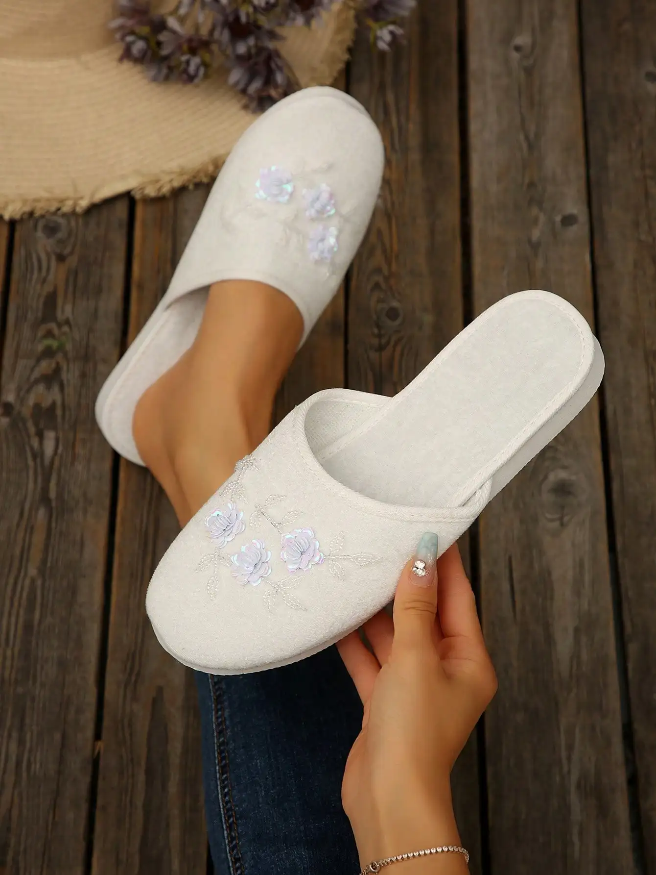

1 Pair Women Handmade Beaded Floral Vintage Round Toe Slippers, Comfortable And Lightweight Indoor Slippers, Available In Black, Pink, And Multiple Colors, Plus Size
