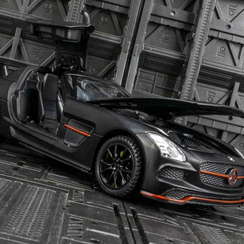 Het Mercedes-Benz SLS-legering automodel uit 1:32 heeft gesimuleerde geluids- en verlichtingsfuncties, rijke details, vakmanschap