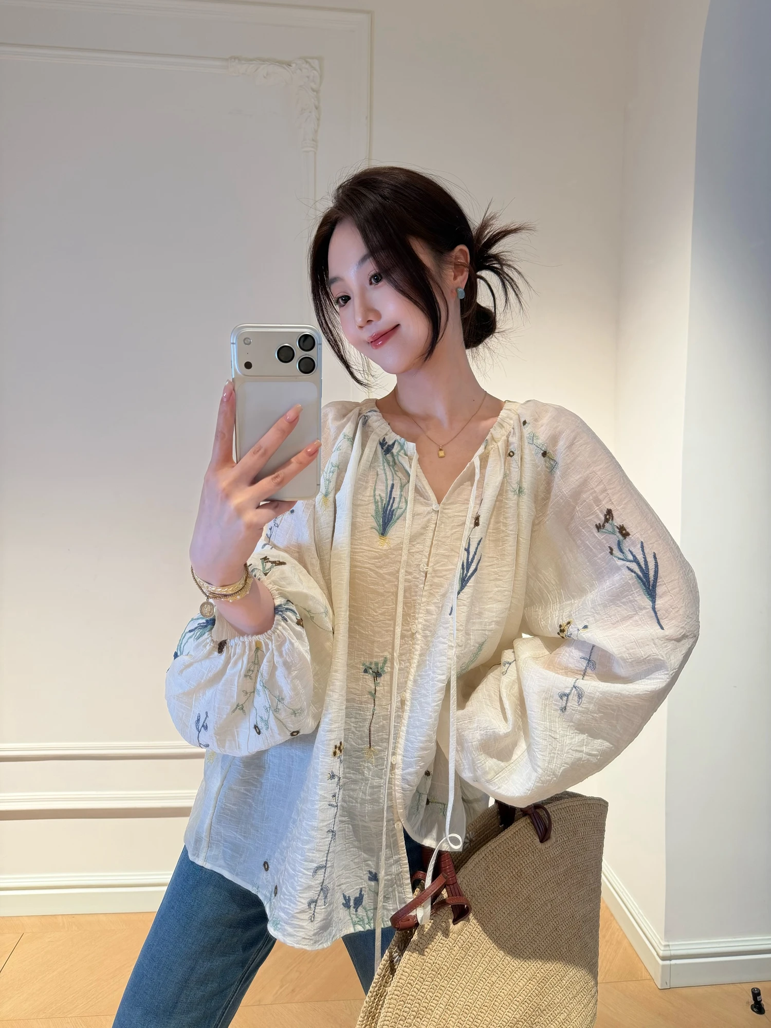 

Cao Daman Countryside Sle Long Sve V-Ne Embroidered irt Women Loose Sunscreen Gentle Top Silk-Like Fabric Lantern Sl...