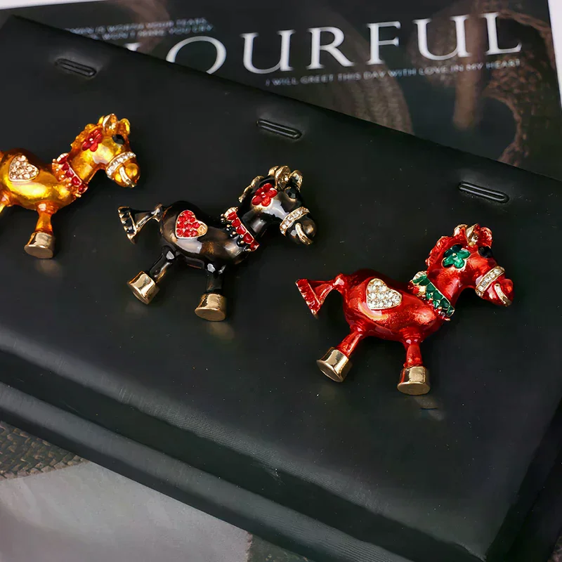 رائعة الصينية زودياك الحصان بروش دبوس للنساء الملابس معطف مجوهرات اكسسوارات الهدايا