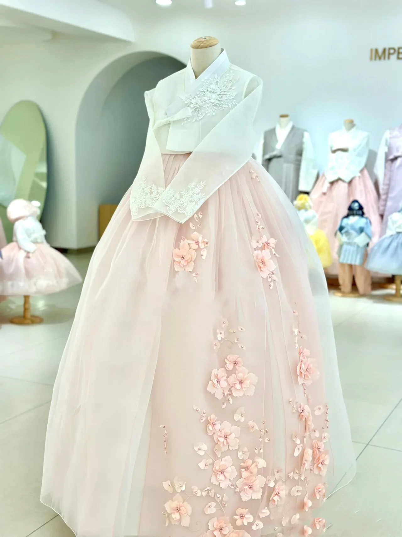 فستان زفاف كوري أزياء أداء عيد ميلاد تنورة نسائية مُزينة بنقشة الزهور موديل جديد راقي على طراز الأميرة لربيع 2023