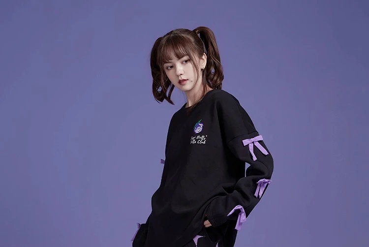 パープルブラックスウィートボウローズプリント長袖ルーズプルオーバーセーターガール春秋ラウンドネック多用途日本のかわいいトップ