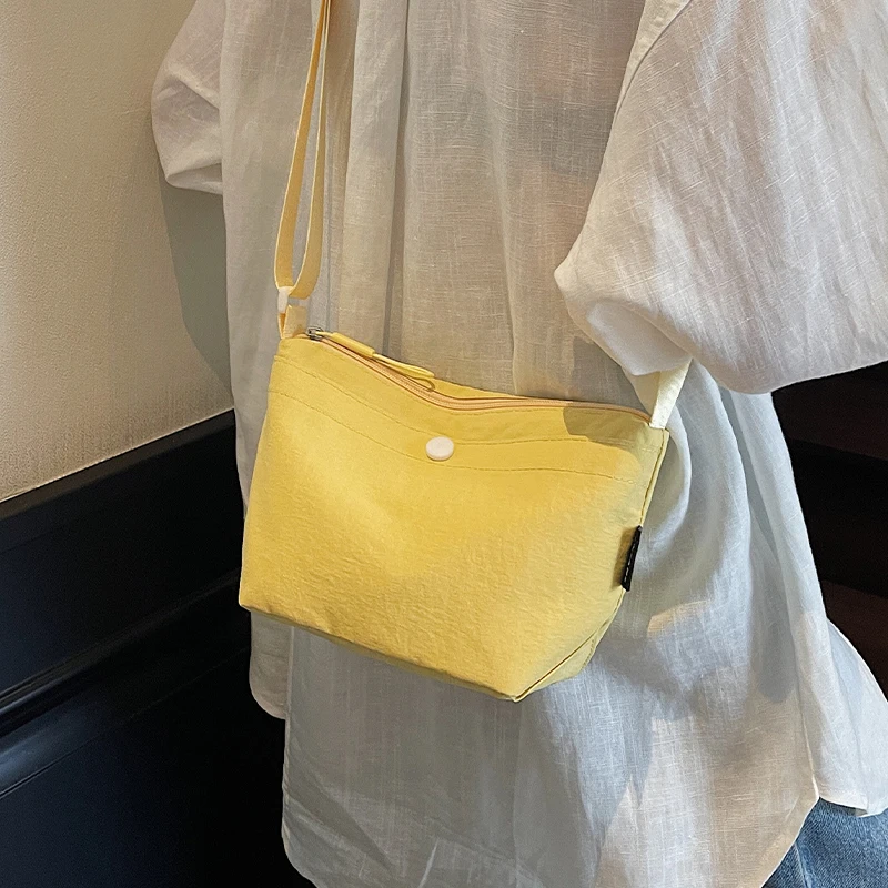 

2025 Summer Lightweight Fabric Korean Style Ins Same Style Dumpling Bag Versatile Fashion Solid Color Work Commuter Shoulder Bag