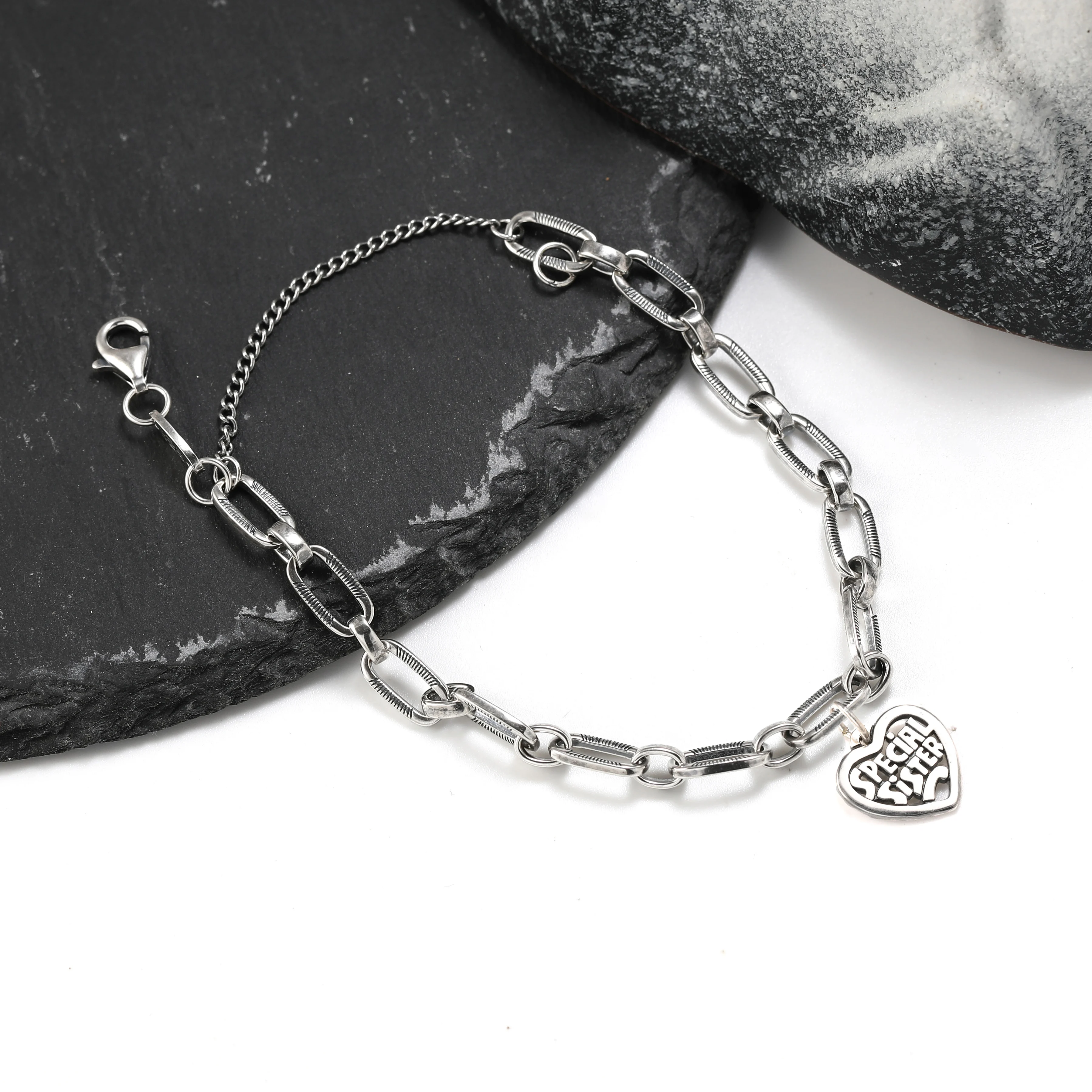 Аутентичный браслет-подвеска из стерлингового серебра 925 пробы James Avery с подвеской в форме сердца особой сестры Аутентичный браслет-подвеска из стерлингового серебра 925 пробы James Avery с подвеской в форме сердца особой сестры