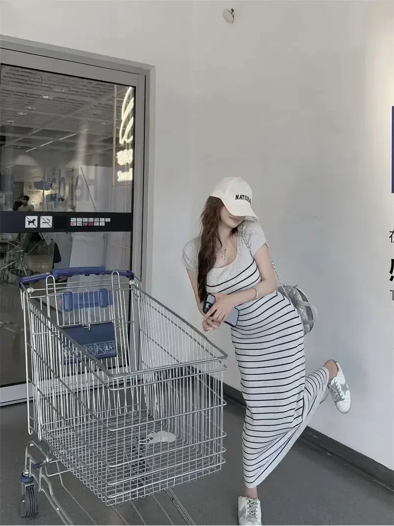 ผู้หญิงชุดลําลองสีตัดกันสแควร์คอลายแขนสั้นเสื้อยืดถักฤดูร้อน Vestidos