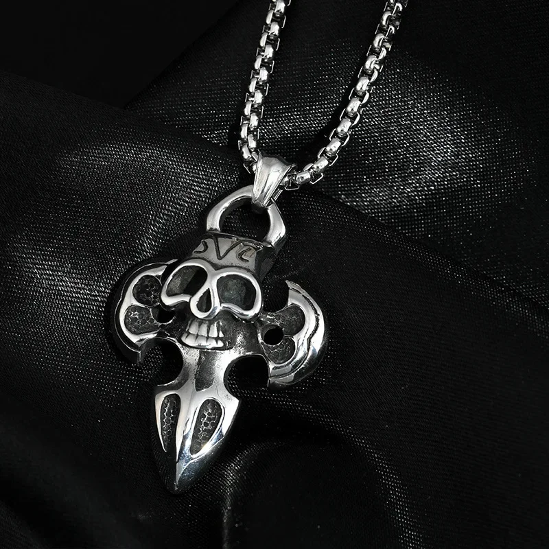 

Retro skull cross titanium steel necklace, trendy street dance couple accessories, classic and fashionable clothing necklace