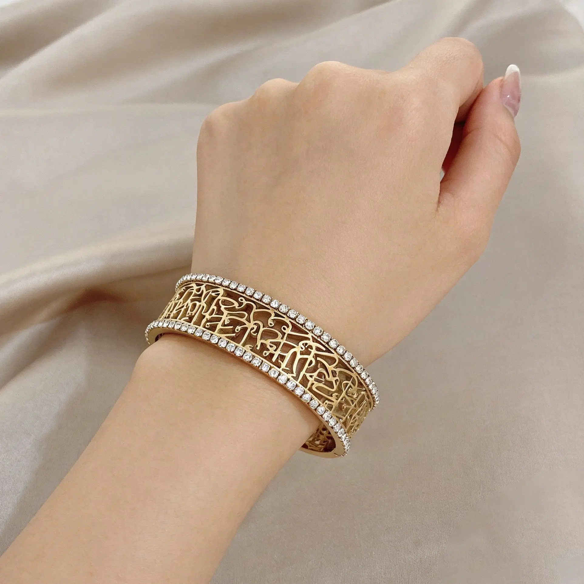

Freetry Elegant Hollow Geometric Pattern Stainless Steel Bangle for Women Double Row Rhinestone Waterproof Bracelet Lady Jewelry