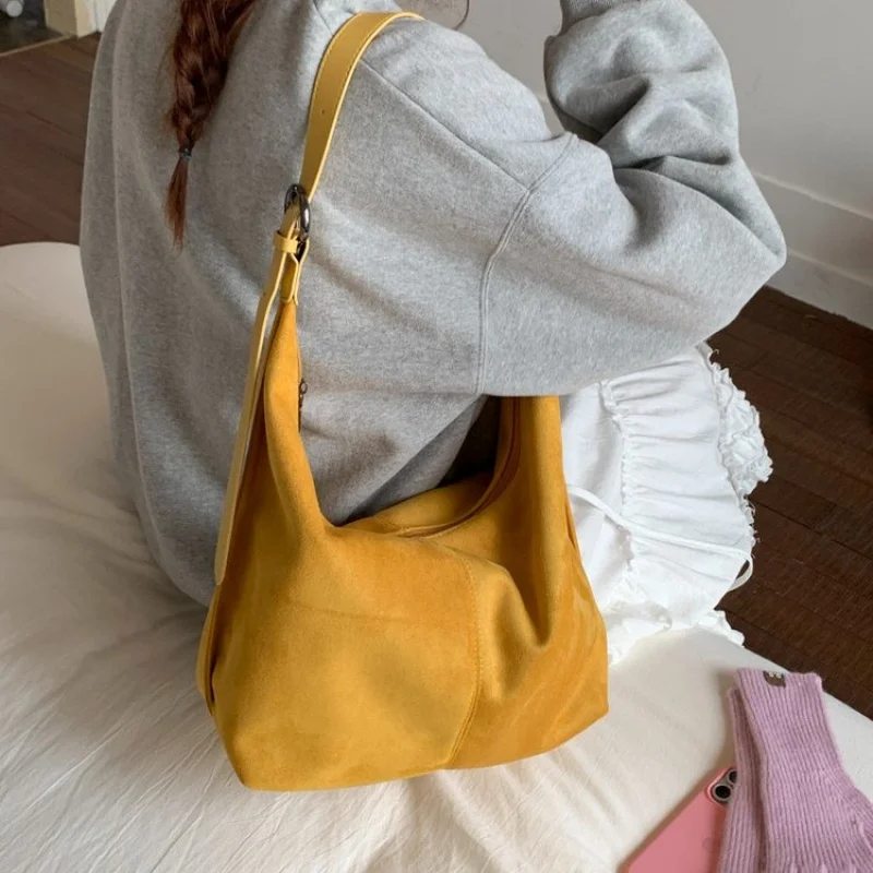 

Sophisticated Women Leather Handbag With Detachable Strap Convertible To Shoulder Bag Or Elegant Clutch