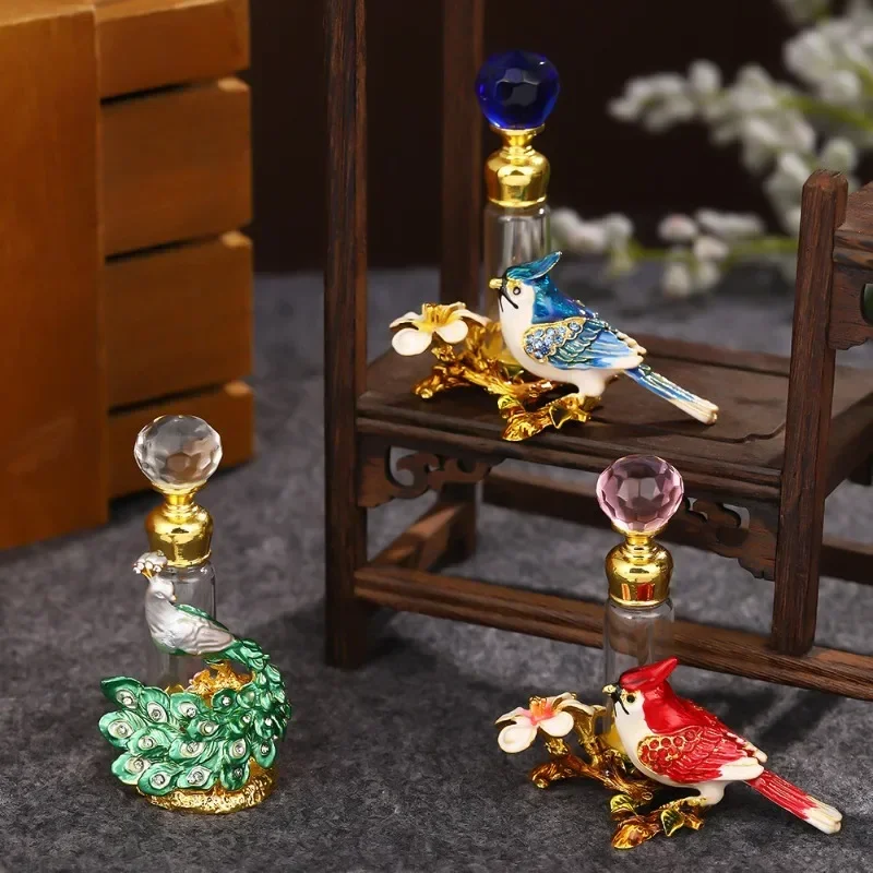 زجاجة عطر فاخرة راقية، زجاجة منفصلة من الزهور والطيور العطرية الرائعة على شكل قصر الطاووس والطيور