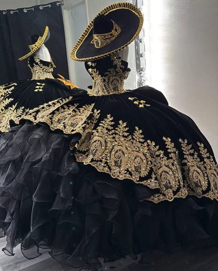 فساتين Charro Quinceanera الفاخرة باللون الأسود مزينة بالذهب والكريستال والكشكشة مشد مكشوف الأكتاف فيستدوس دي 15 سنة حسب الطلب