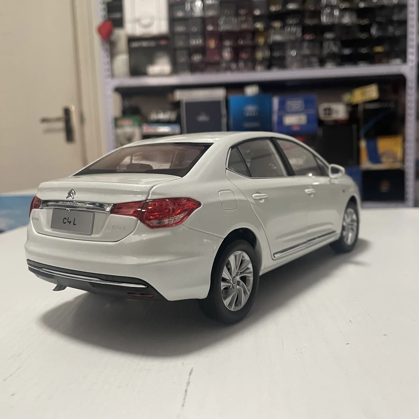 مقياس 1:18 دييكاست سبيكة بيضاء سيتروين C4L 2013-2015 ألعاب سيارات نموذج كلاسيكيات الحنين الكبار هدايا تذكارية عرض ثابت #2