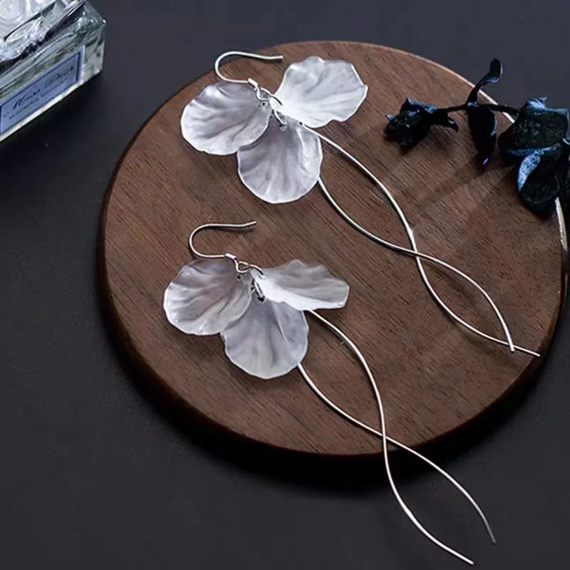 Long Acrylic White Petal Drop Earrings for Women Wedding Party Statement Jewelry Trendy Twist Metal S Shape Dangle Earrings Gift