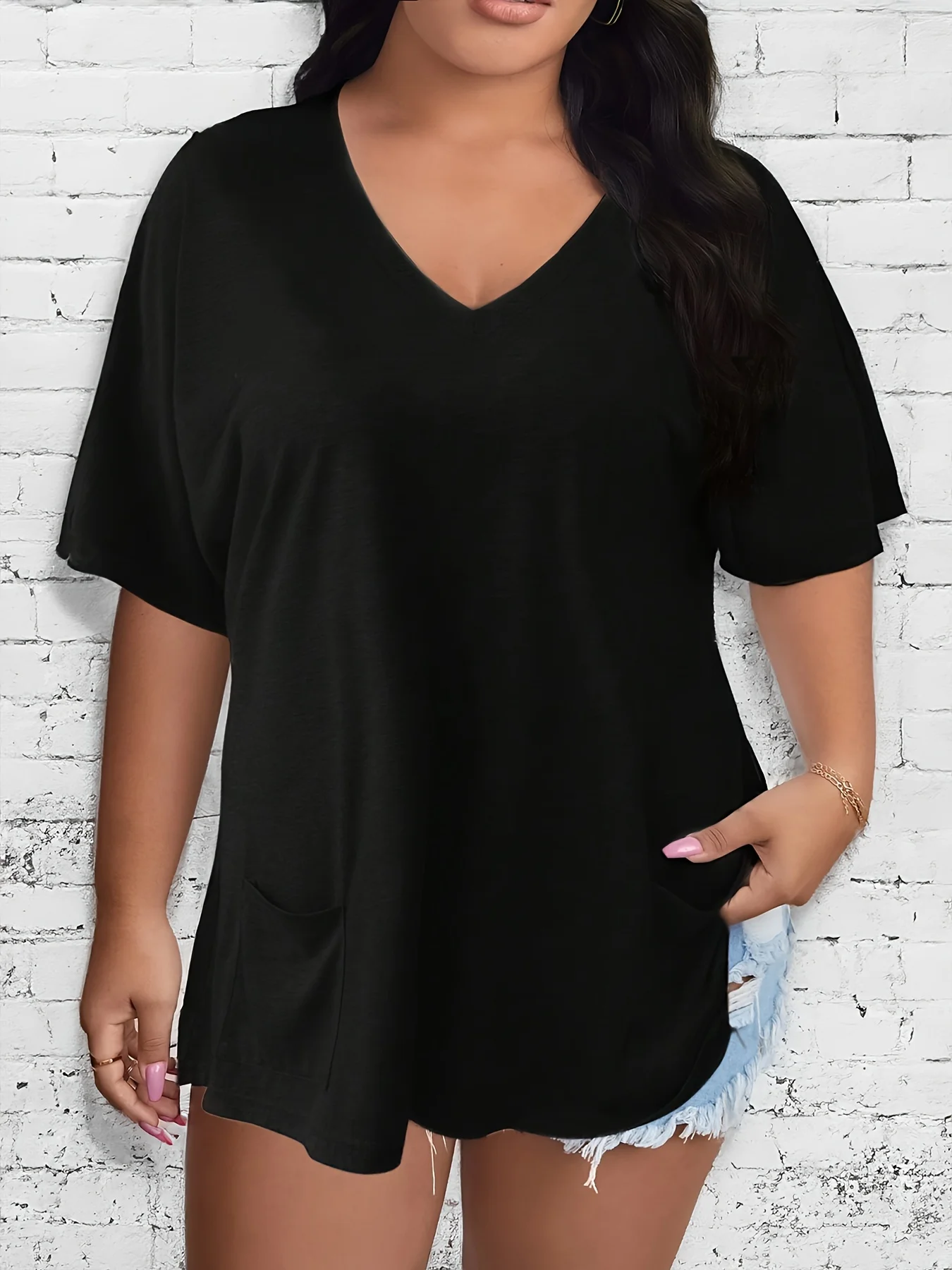 Plus Size Women\'s V-Neck Short Sleeve Casual T-Shirt with Front Pockets Comfortable and Stylish Top