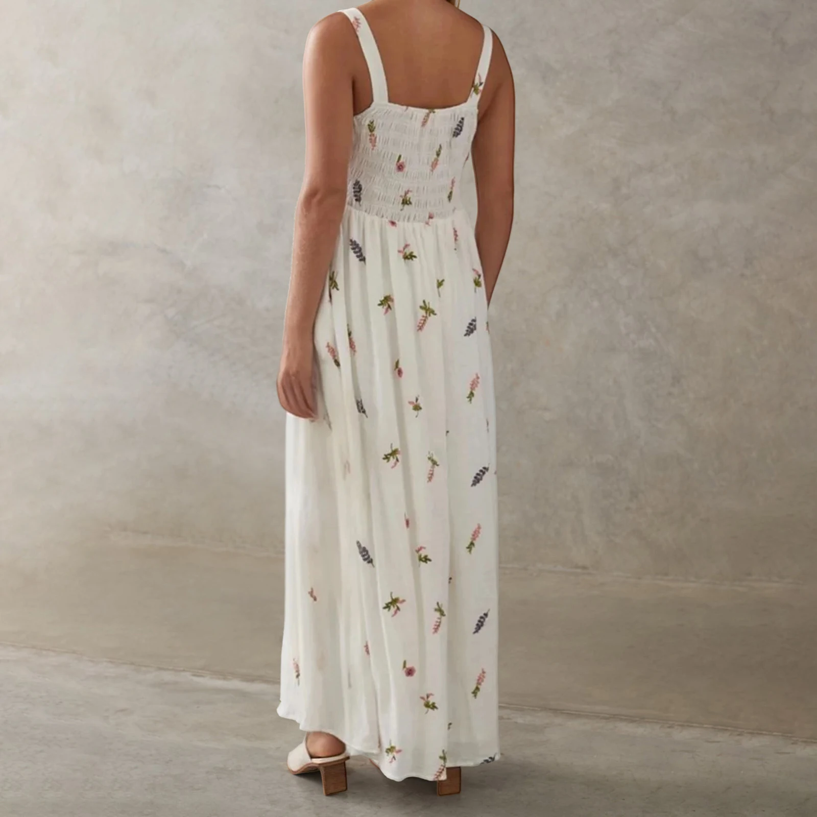 Abito lungo floreale da donna di nuova moda con scollo quadrato smockato senza maniche abito a trapezio per l'estate quotidiana all'aperto SML