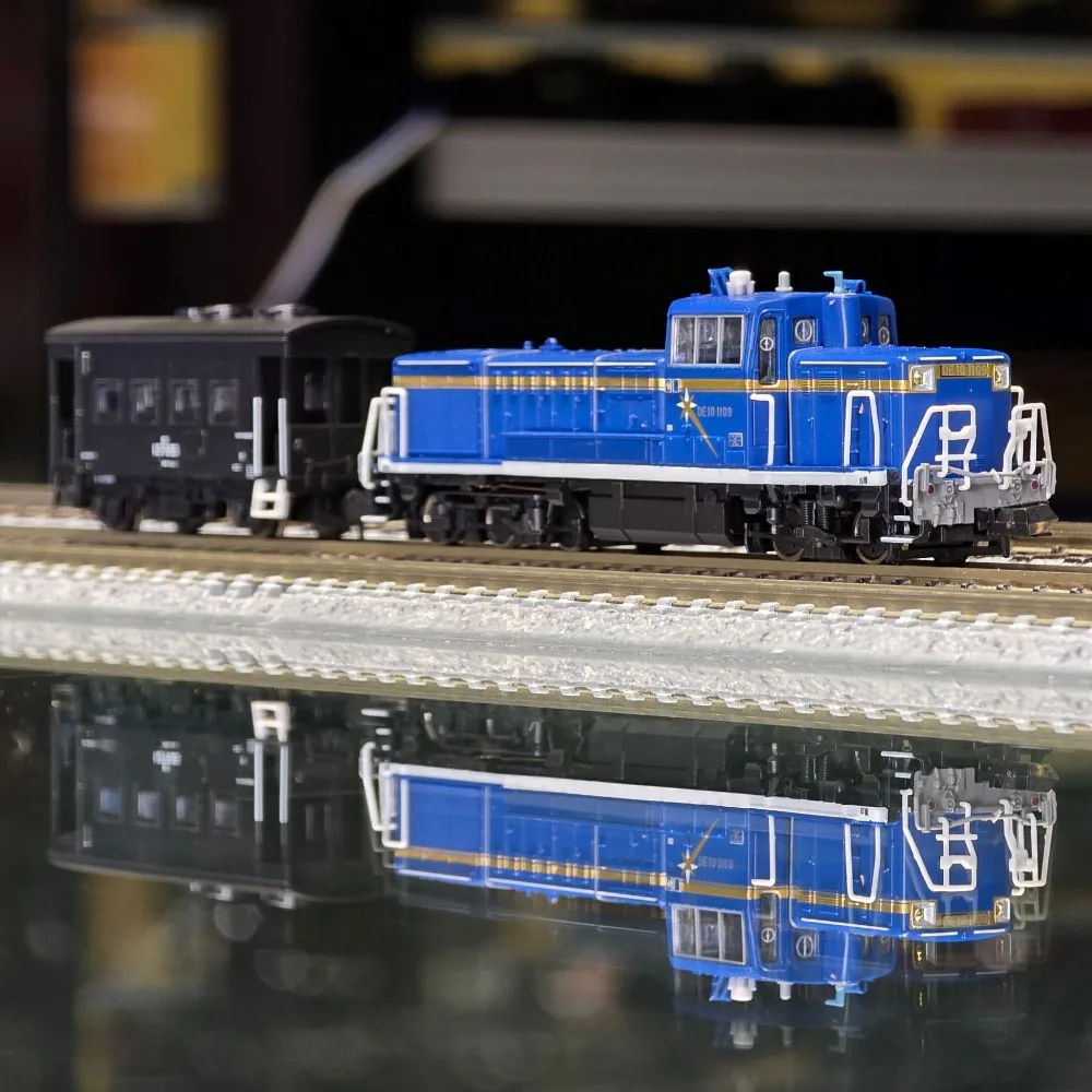 N Type 1/160 Train Model DE10 Locomotive and Guard Car Freight Car 2 Cars A3086 Miniature Model Boys Toy Gift