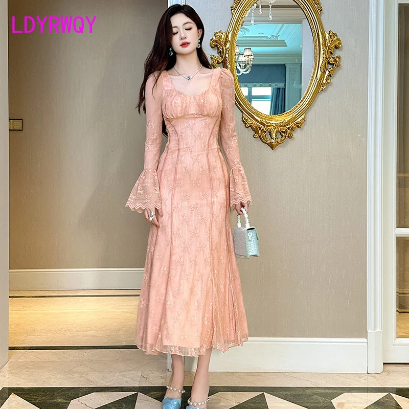 ชุดเดรสคอเหลี่ยมสีชมพูแขนยาวผู้หญิงฤดูใบไม้ร่วง/ฤดูหนาว 2024 คอลเลกชันใหม่เอว cinching สไตล์ฝรั่งเศส