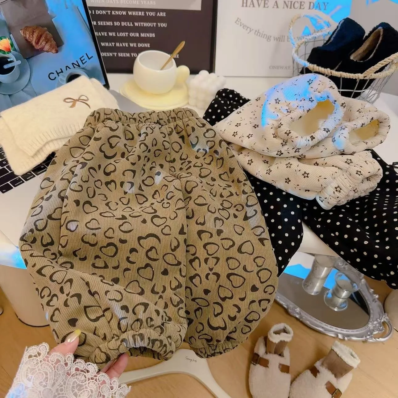1-8 Jahre Winter Koreanische Kinder-Haremshosen mit Blumenmuster, Fleece-gefütterte Hosen für Jungen und Mädchen, Lose Kinder-Cordhosen – Detail 2